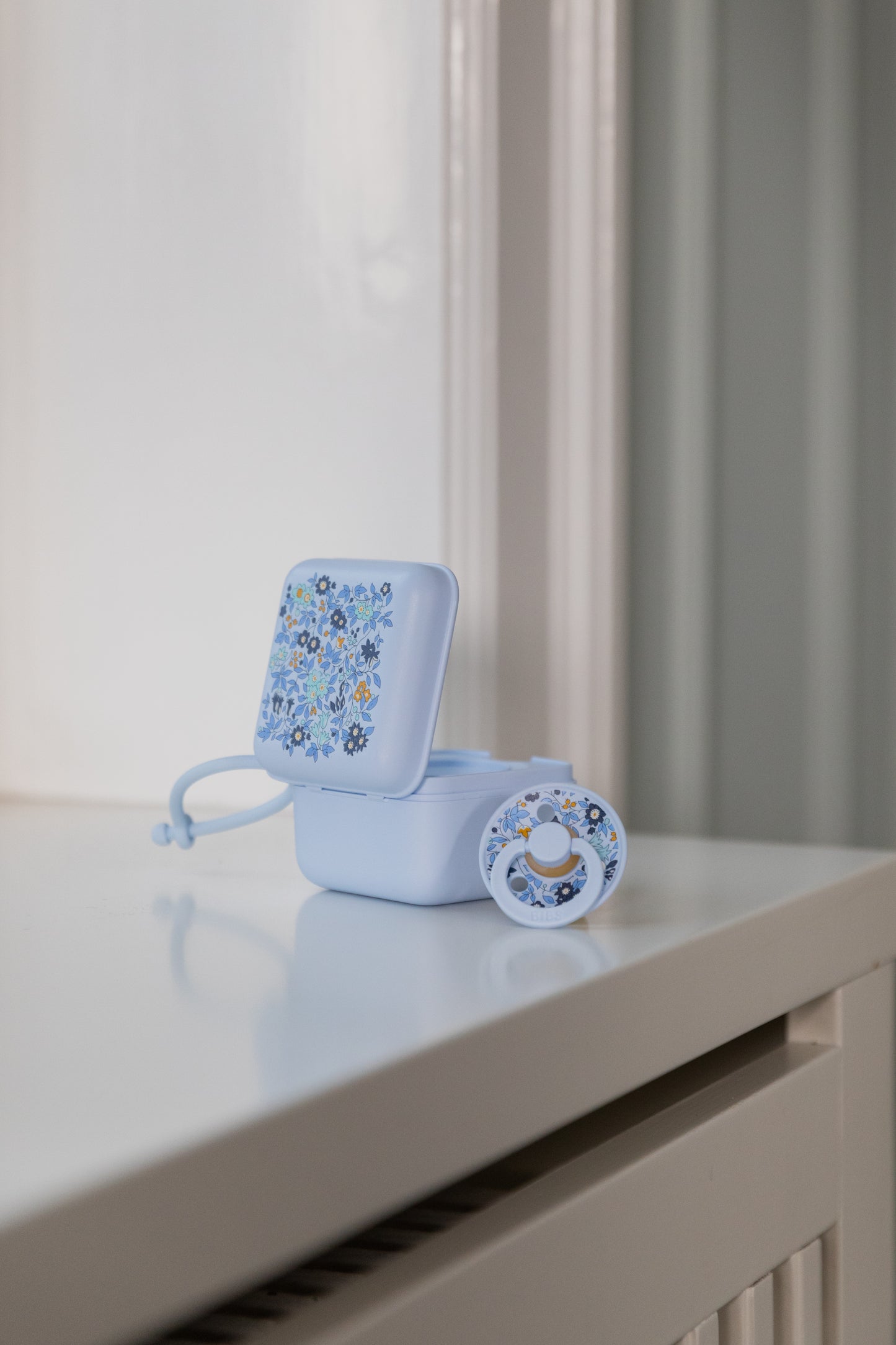 علبة لهاية BIBS x Liberty بلون البابونج، لون أزرق فاتح للأطفال