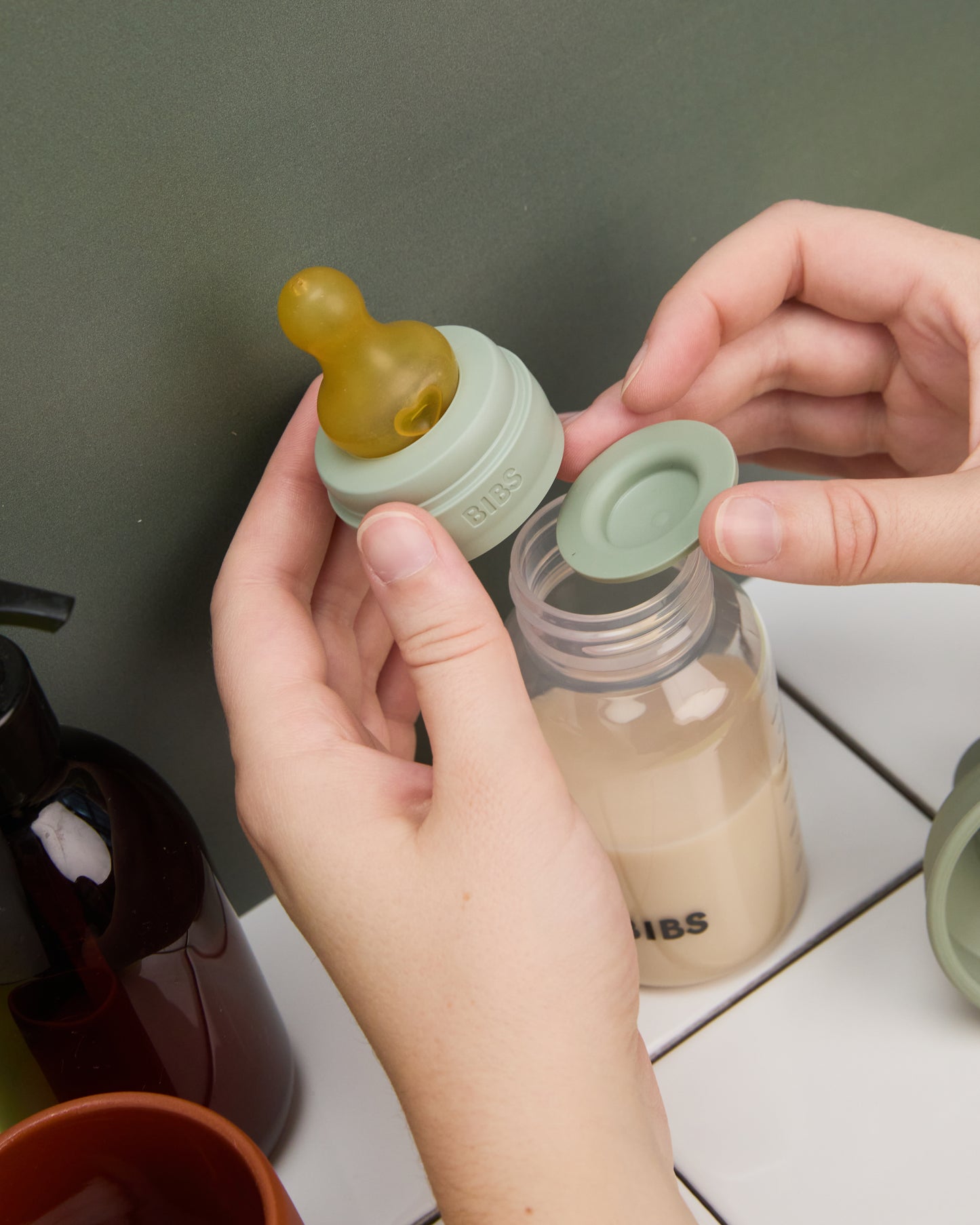 زجاجة رضاعة أطفال دائرية من اللاتكس من بيبس، عبوة واحدة، سعة 150 مل، تدفق بطيء، لون أخضر فاتح