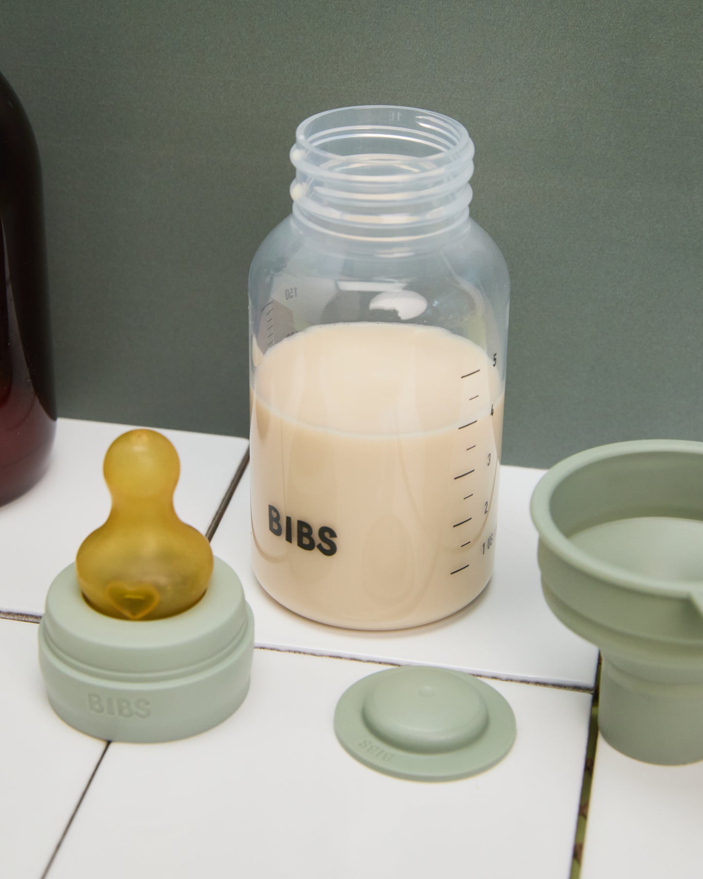 زجاجة رضاعة أطفال دائرية من اللاتكس من بيبس، عبوة واحدة، سعة 150 مل، تدفق بطيء، لون أخضر فاتح